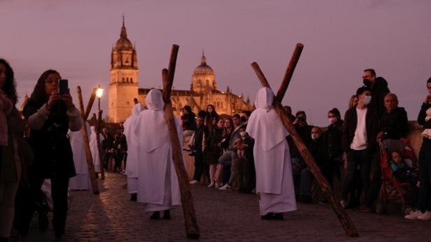 La procesión del Amor y la Paz recupera la icónica estampa sobre el Puente Romano de Salamanca