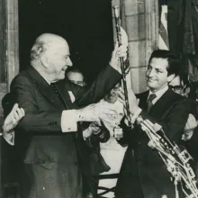 Adolfo Suárez, presidente del Gobierno, entrega el bastón de mando a Tarradellas el 24 de octubre de 1977