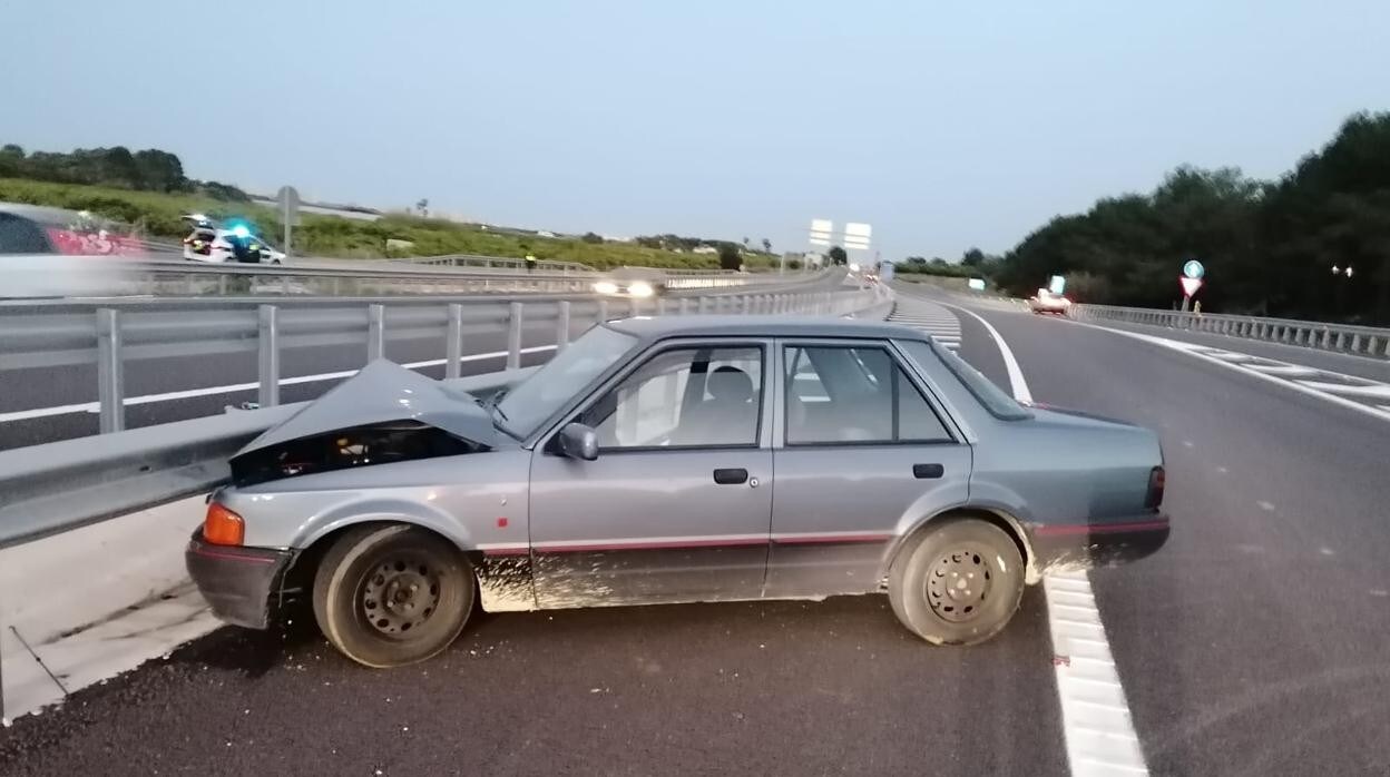 El coche de los atracadores, abandonado tras la colisión con el guardarrail