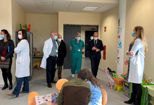 El director general de Asistencia Sanitaria, José Antonio Ballesteros, ha visitado el Área de Pediatría del nuevo hospital