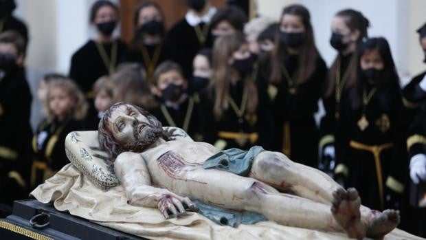 El cortejo del Cristo Yacente de Valladolid lo devuelve al monasterio de San Joaquín y Santa Ana