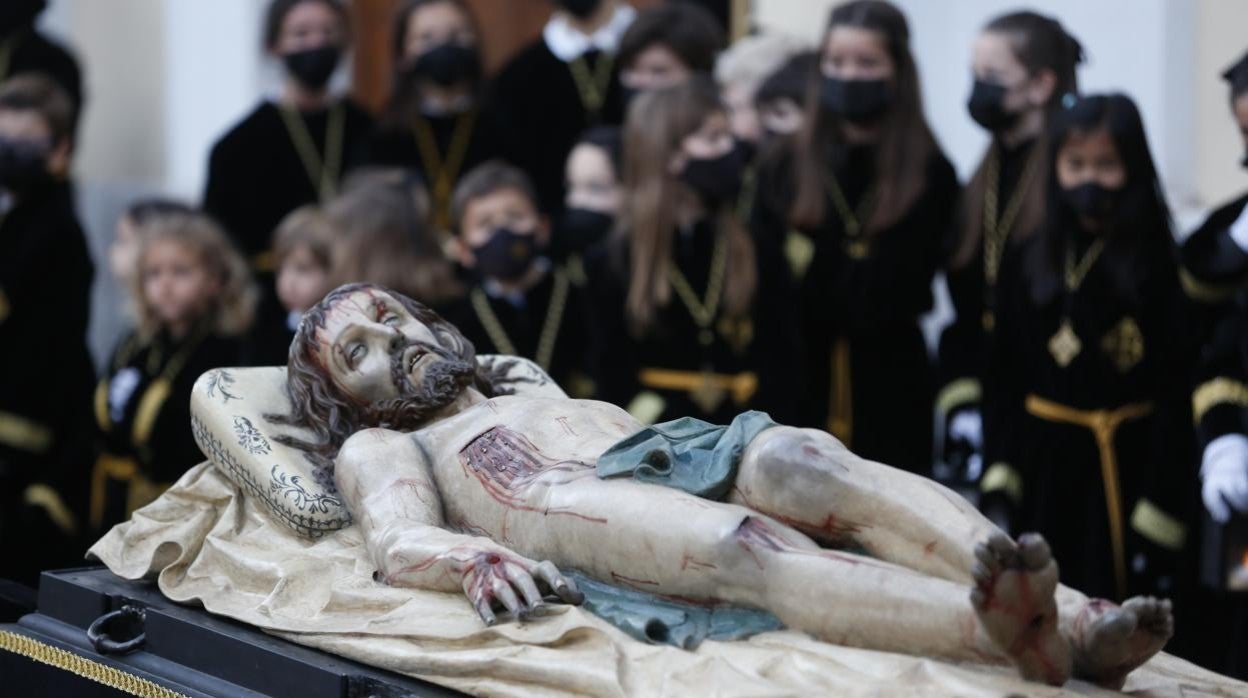 Cristo Yacente de Gregorio Fernández durante la procesión que le devuelve al convento