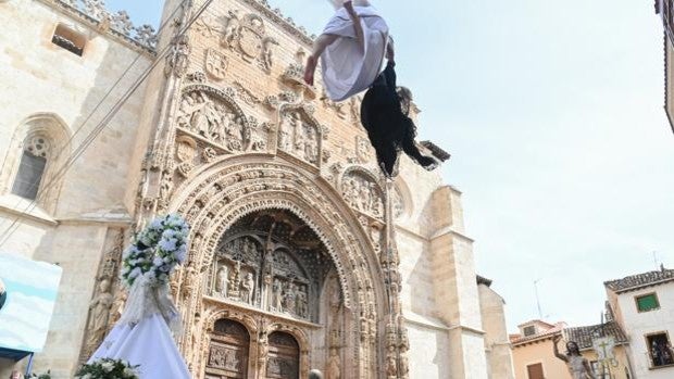 Una 'angélica' Ana Maté anuncia en Aranda de Duero a la Virgen que su hijo vive