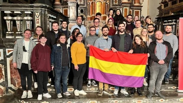 Las juventudes socialistas valencianas fomentan pueblo a pueblo «superar la Monarquía» por «anacrónica»