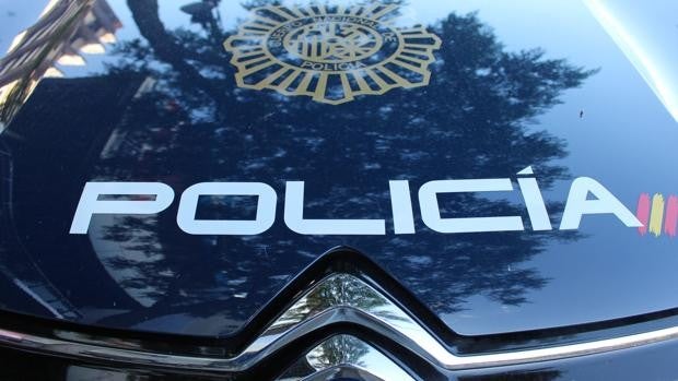 Pillan in fraganti a un encapuchado reventando las ventanillas de 25 coches para robar en Valencia