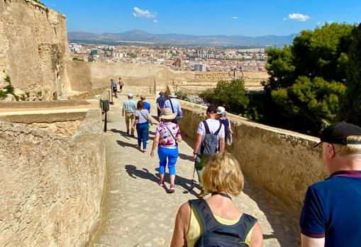 Turistas visitan el Castillo de Santa Bárbara en Alicante, este domingo