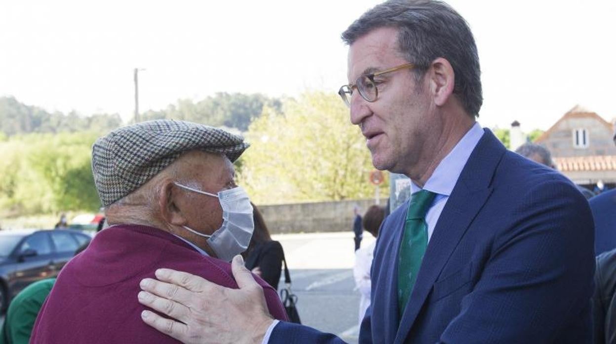 El presiente de la Xunta, Alberto Núñez Feijóo, en una visita este lunes a un centro médico de Porriño (Pontevedra)