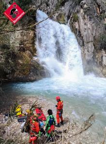 Bomberos en el primero de los rescates en el barranco