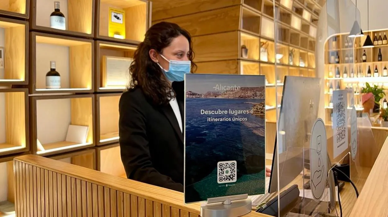 Cartel con el código QR para acceder a información turística de Alicante