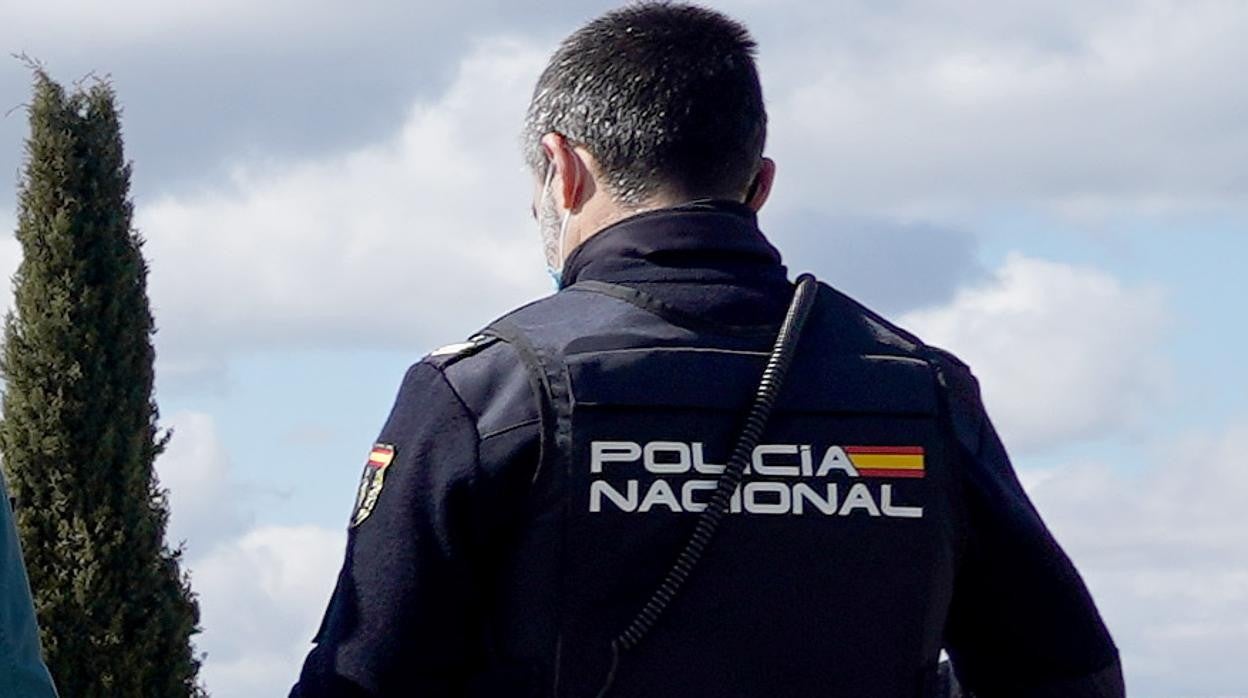 Un agente de Policía Nacional