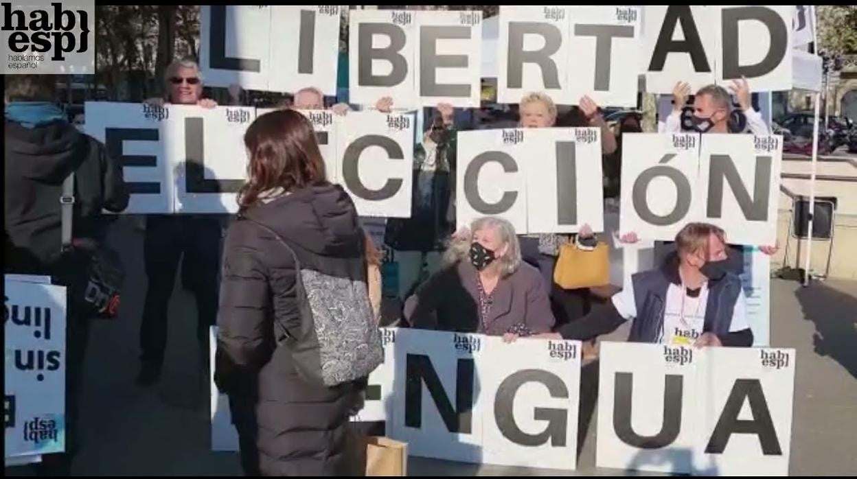 Acción de Hablamos Español para pedir la libre elección de lengua en Cataluña