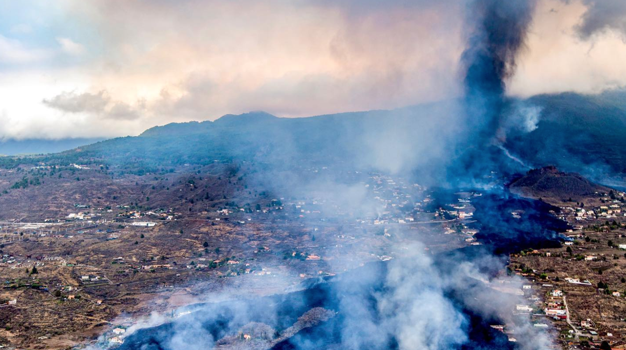 La colada de lava avanza aal mar arrasando el Valle de Aridane