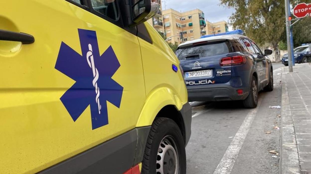 Imagen de archivo del Samu y de la Policía Nacional en Alicante