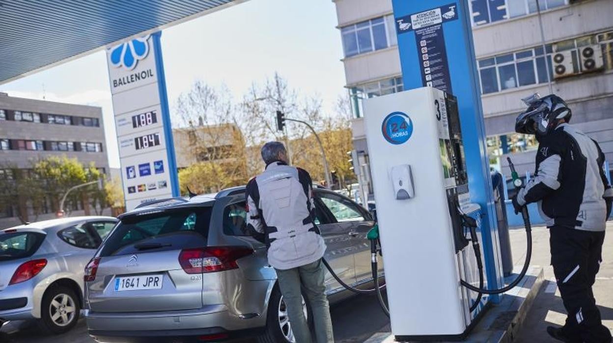 Usuarios repostando en una estación de servicio madrileña