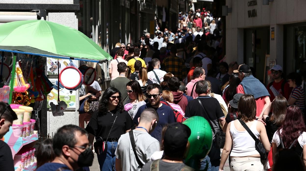 Riada de turistas en la calle Comercio