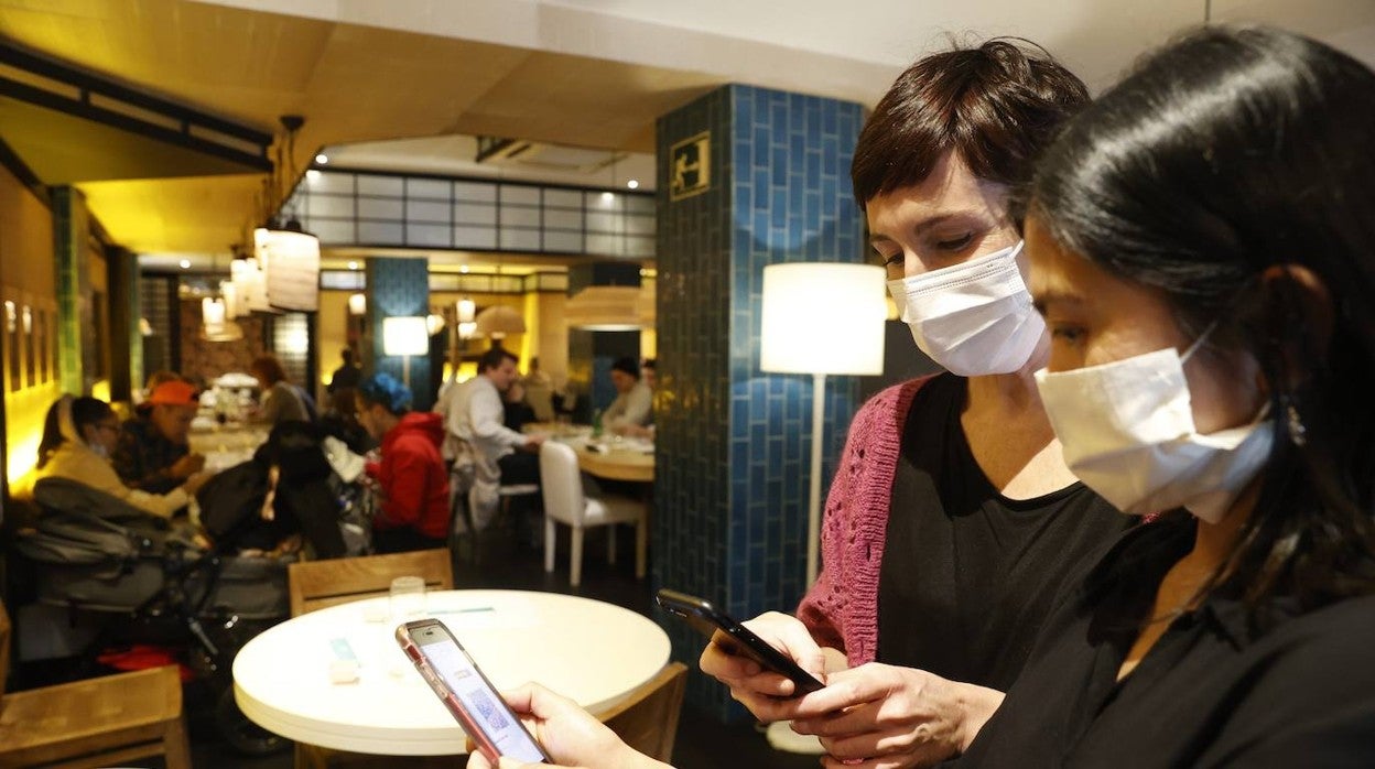 Varios clientes en un bar de Bilbao con mascarilla en una imagen de archivo