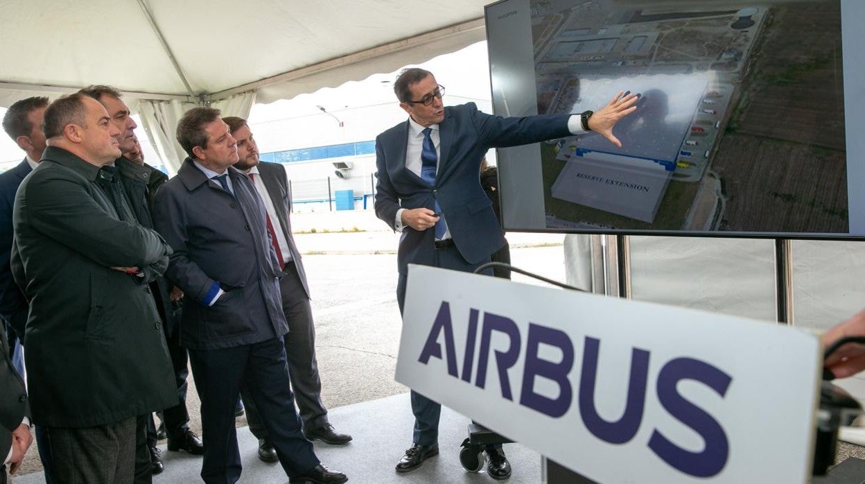 Fernando Lombo, manager director de Airbus Helicopters en España, explica el proyecto a los políticos de Castilla-La Mancha