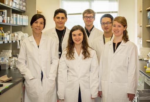 Pilar Baldominos (en el centro) junto a Judith Agudo (izquierda) en su laboratorio del Dana-Farber Cancer Institute de Harvard