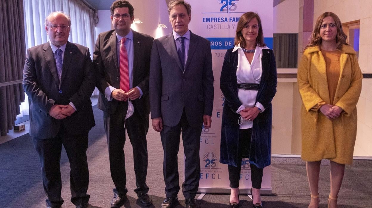 Enrique Cabero, presidente del CES; Eduardo Estévez, secretario de Empresa Familiar; Carlos García Carbayo, alcalde de Salamanca; Rocío Herbella, presidenta de Empresa Familiar; y Virginia Barcones, delegada del Gobierno