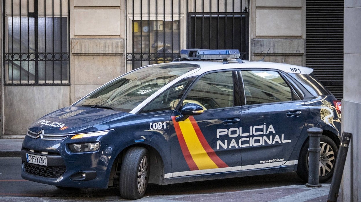 Una patrulla de la Policía Nacional realiza un traslado en una imagen de archivo