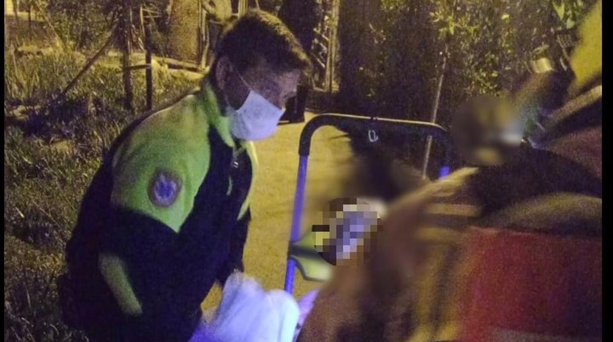 Traslado al hospital de una de las personas rescatadas