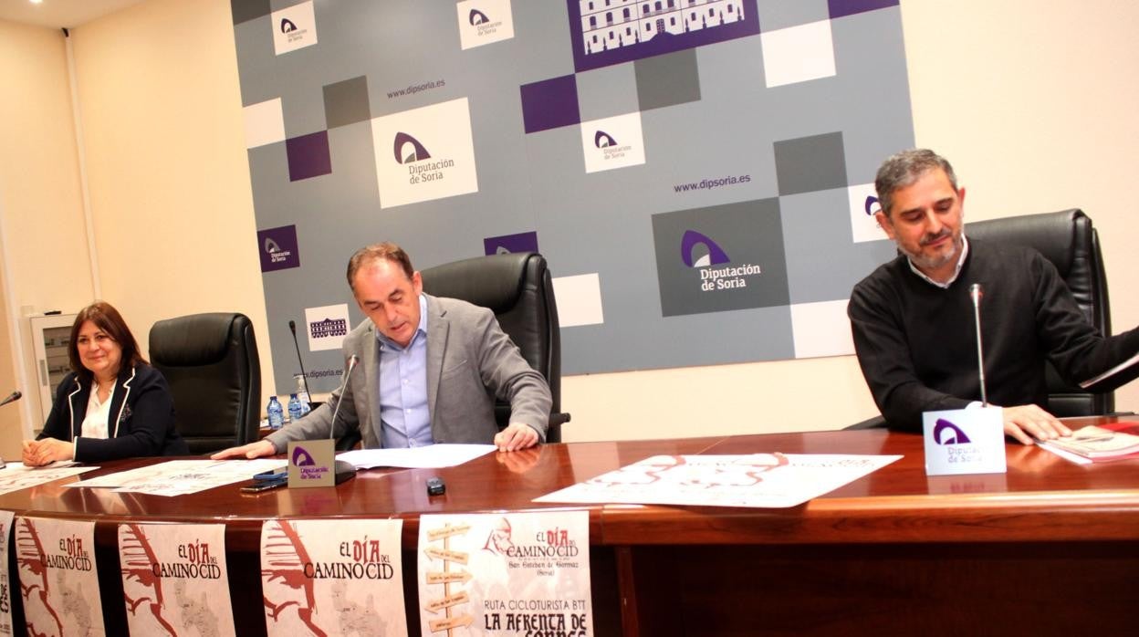 El presidente de la Diputación de Soria, Benito Serrano, la alcaldesa de San Esteban de Gormaz, María Luisa Aguilera y el director del Consorcio Camino del Cid, Alberto Luque, presentan el 'Día del Camino del Cid'.