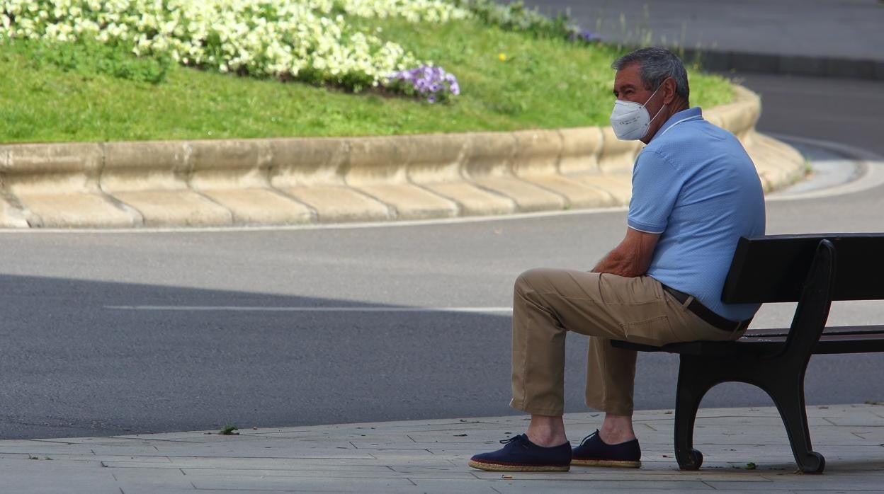 Un hombre sentado en un banco público de Ponferrada, León