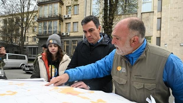 Sánchez se encuentra con el chef José Andrés en Kiev y le felicita por llevar alimentos a la guerra