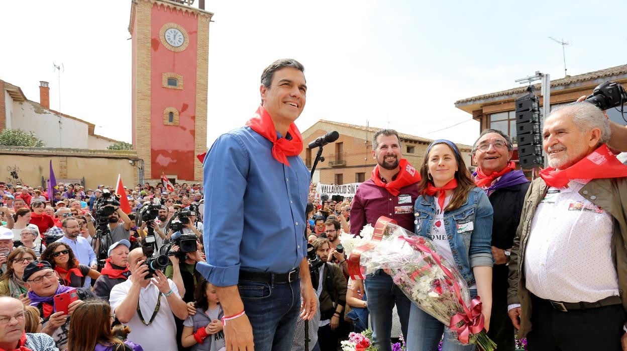 Pedro Sánchez acompañó a Luis Tudanca en la ofrenda de 2018, en Villalar