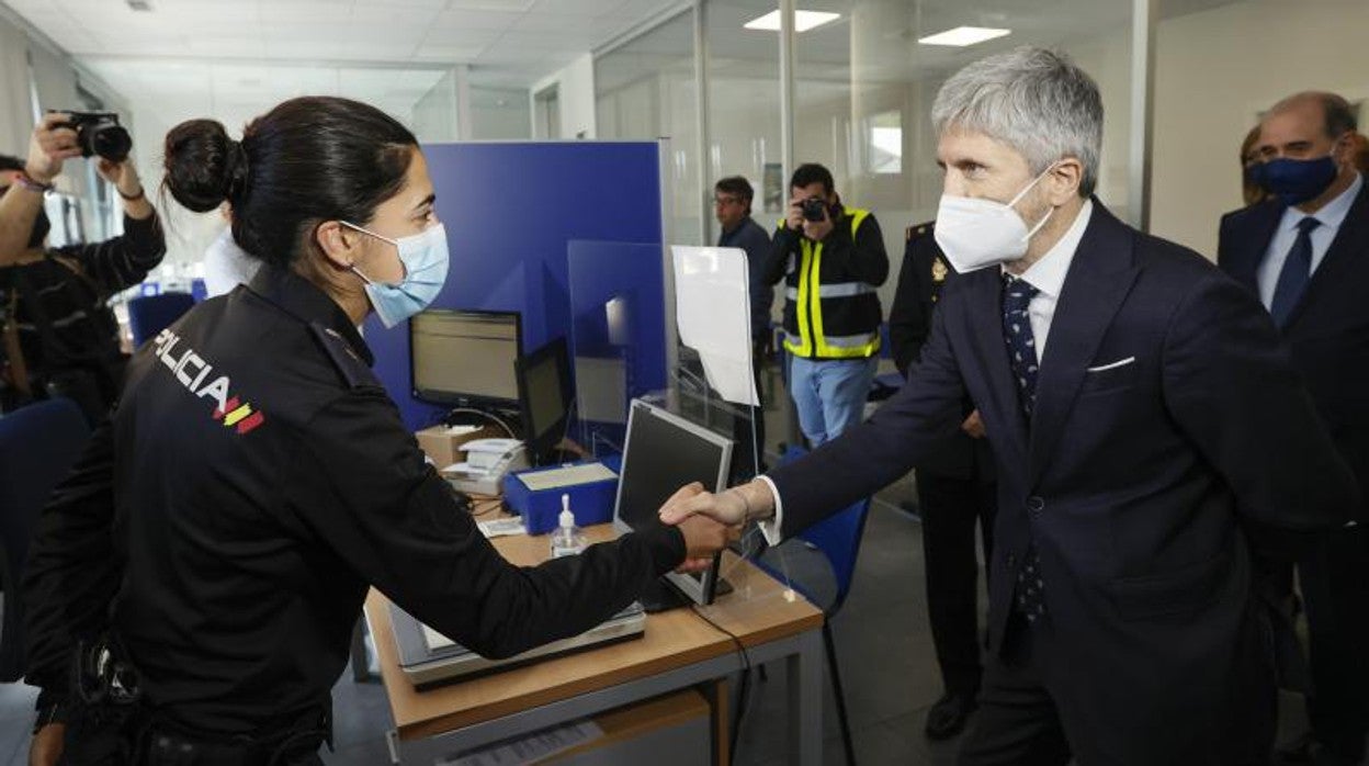 El ministro Fernando Grande-Marlaska en la nueva comisaría de Ribeira este viernes