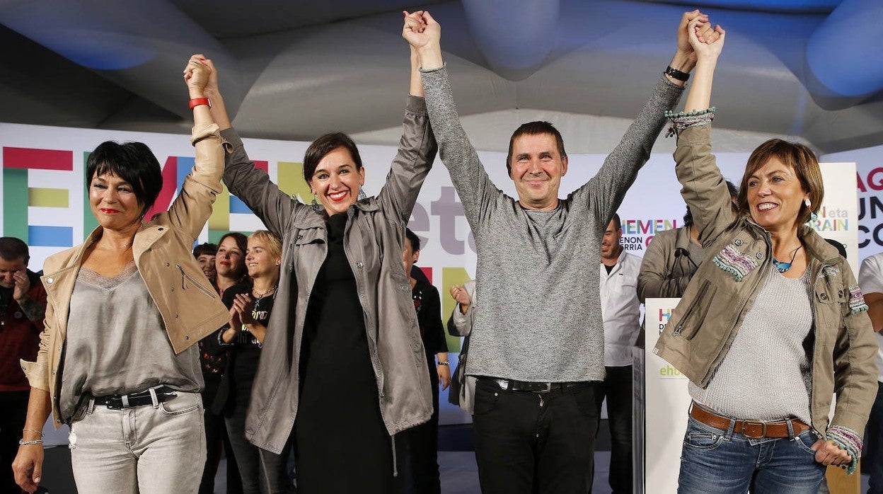 Miren Larrion, a la derecha de la imagen, celebra los resultados electorales junto a Arnaldo Otegi