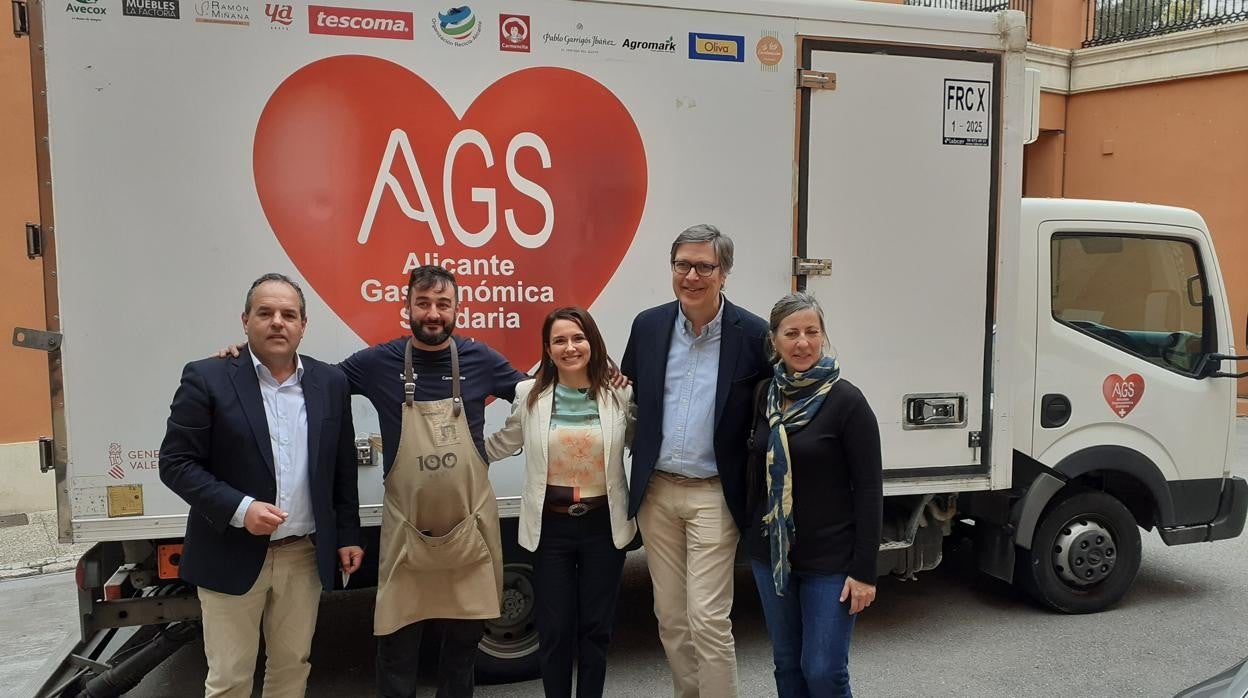 Entrega del material a la ONG Alicante Gastronómica Solidaria