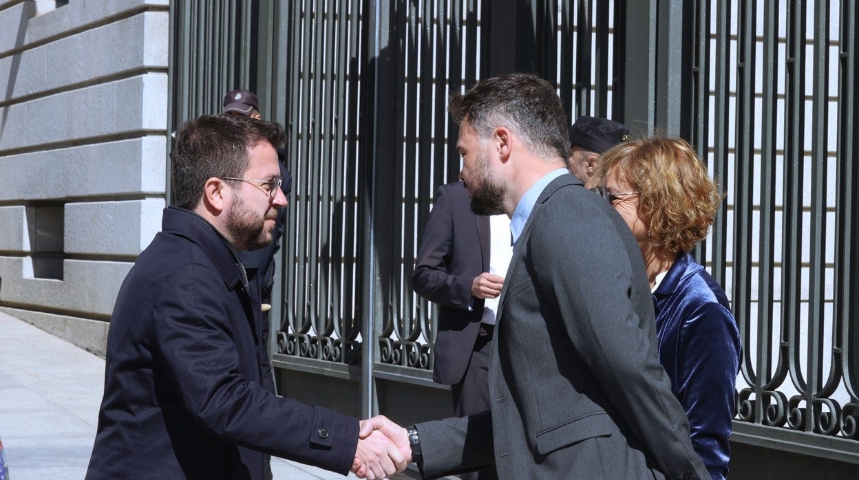 El 'president' Aragonès, el jueves, a su llegada al Congreso, saluda a Rufián (ERC)