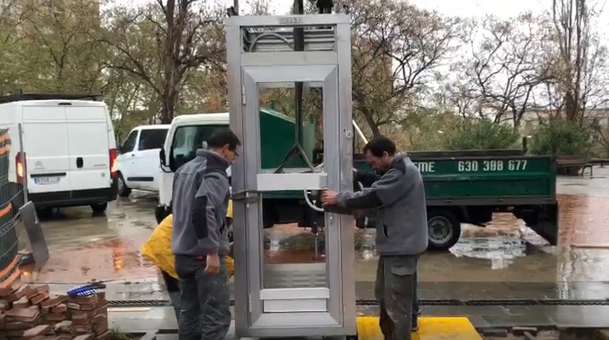 Momento de la instalación de la bibliocabina