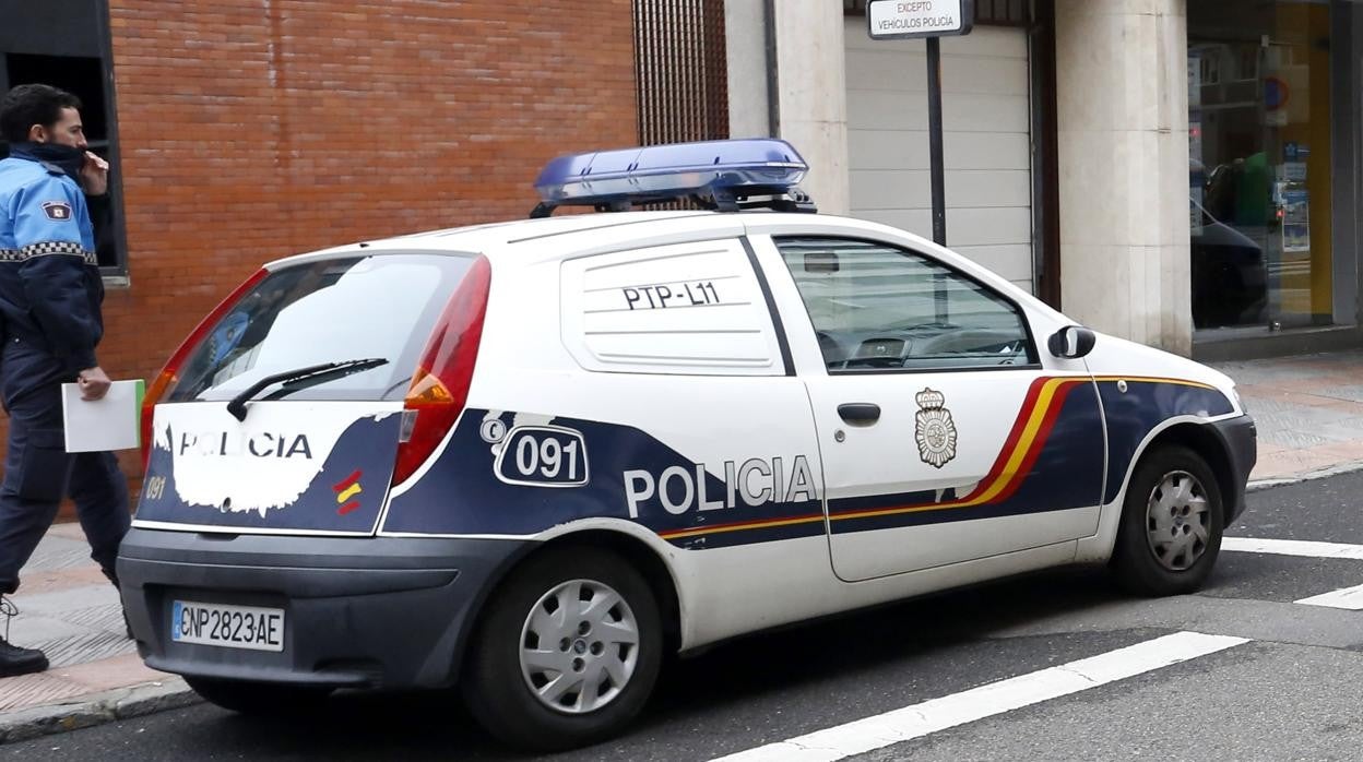 Coche patrulla de la Policía en León