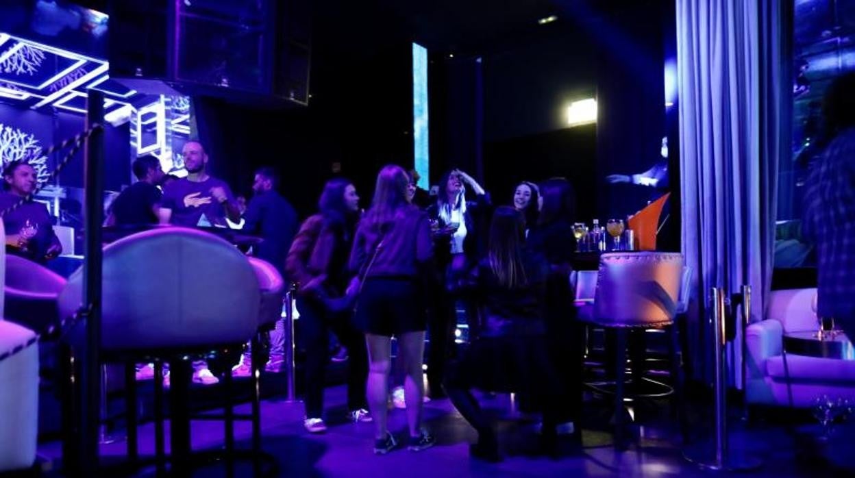 Varios clientes, en una discoteca madrileña