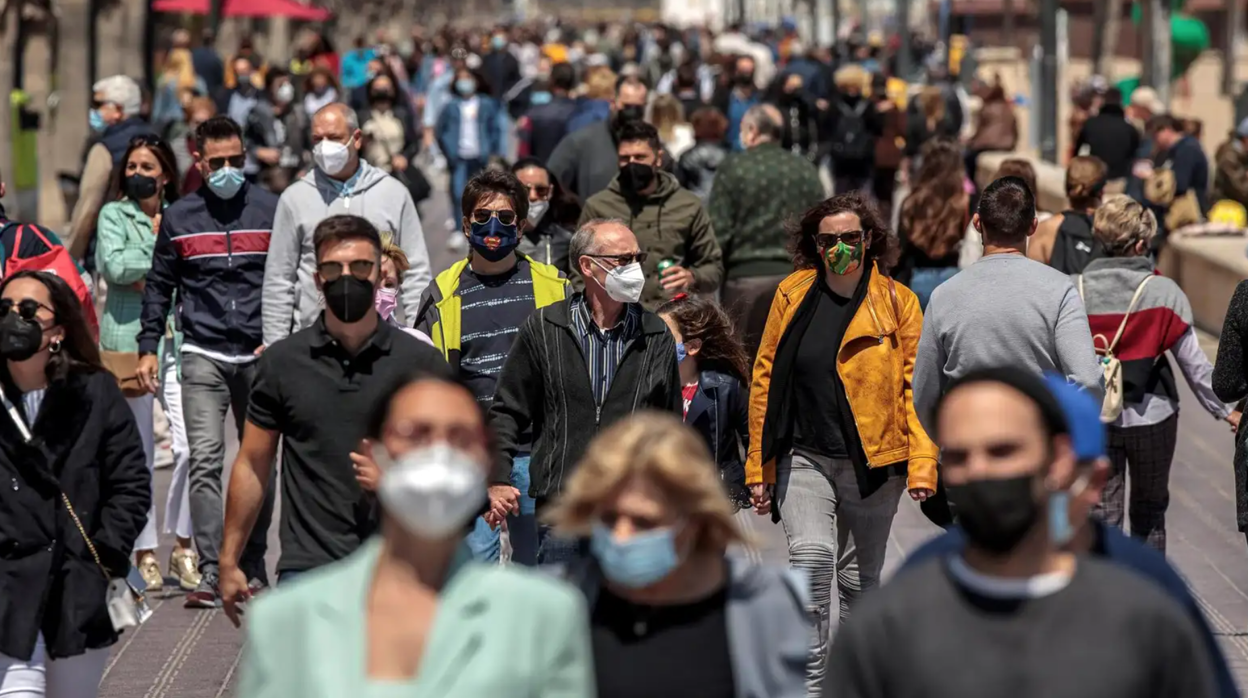 Multitud de peatones pasean por la avenida en tiempos de mascarilla obligatoria en exterior