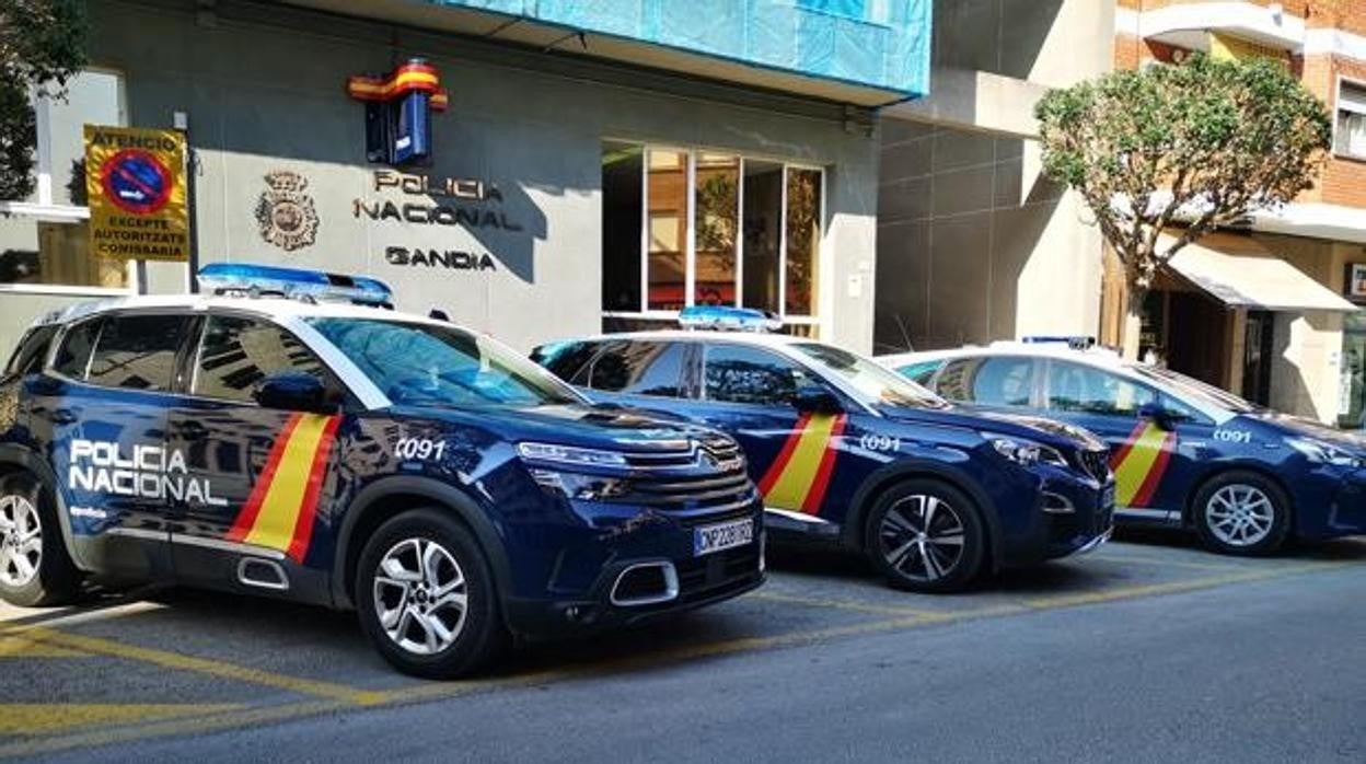 Imagen de recurso de tres coches patrulla de la Policía Nacional en Gandía