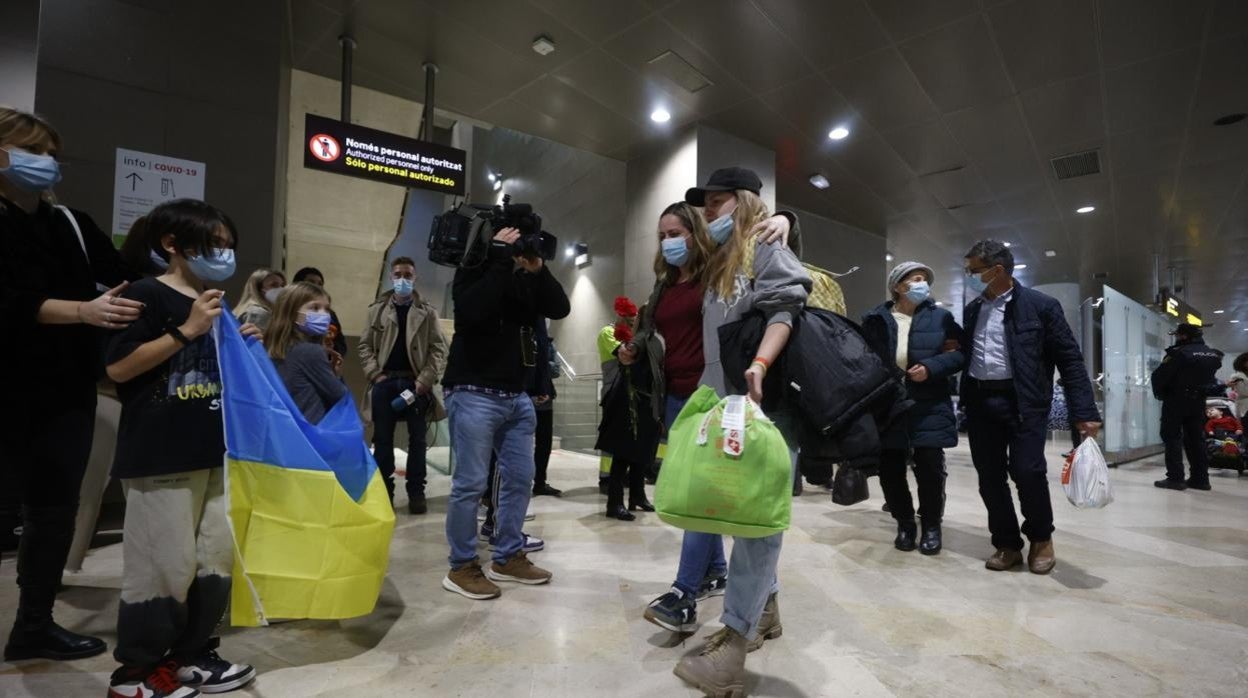 Imagen de la llegada de un grupo de refugiados ucranianos al aeropuerto de Valencia