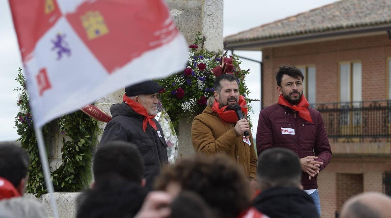 El secretario general del PSCL, Luis Tudanca, interviene en la ofrenda de los socialistas de la Comunidad