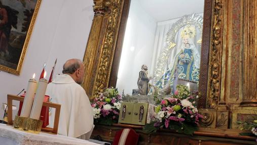 El cura frente a la Virgen de la Cabeza