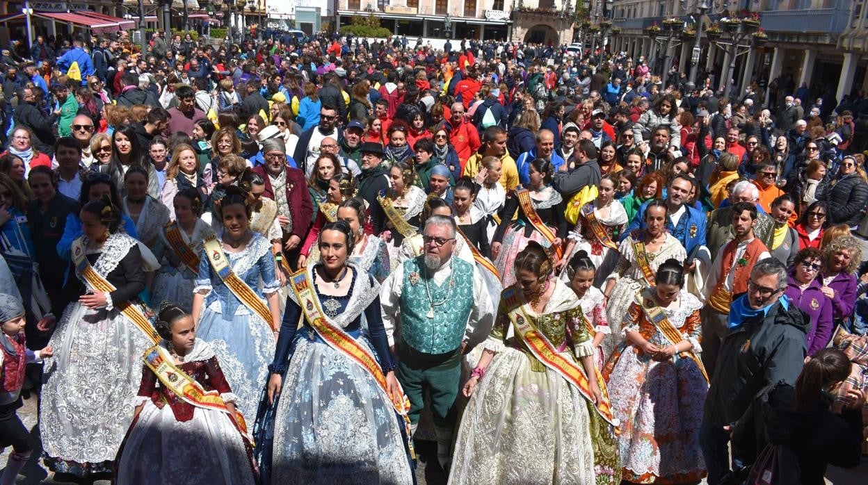 Vecinos y turistas acompañaron el desfile de las fallas por la plaza Mayor de Ciudad Real