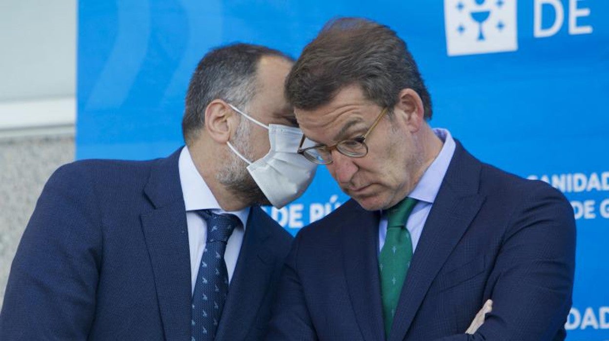 El presidente del PP, Alberto Núñez Feijóo (d), acompañado por el conselleiro de Sanidade, Julio García Comesaña, en la inauguración de la ampliación del centro de salud en Pontevedra, el 18 de abril