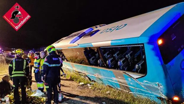 Dos heridos graves tras volcar un autobús en el que viajaban cincuenta personas en Alicante