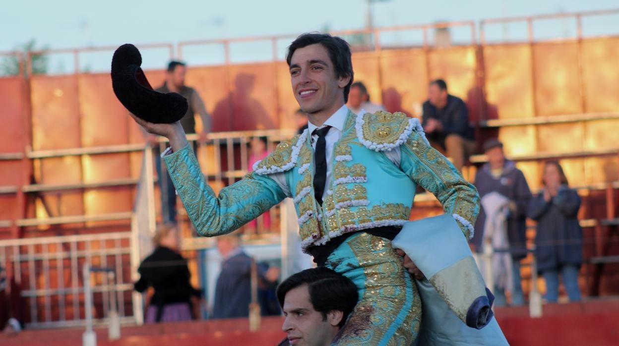 Ángel Téllez salió ayer a hombros de la plaza de Mora