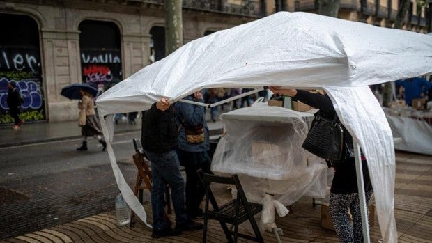 La Generalitat abrirá una línea de ayudas para las paradas afectadas por el temporal de Sant Jordi