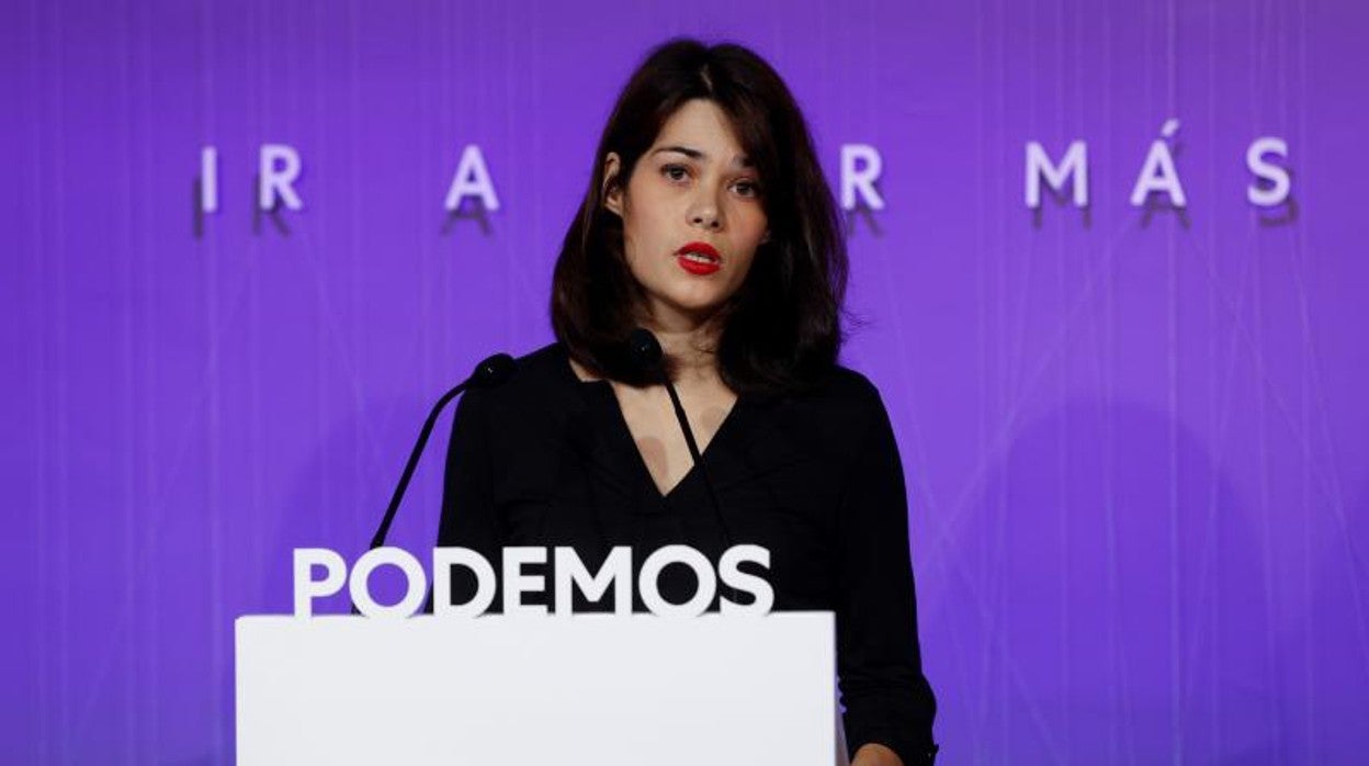 La portavoz de Podemos, Isa Serra, ofrece declaraciones en una rueda de prensa