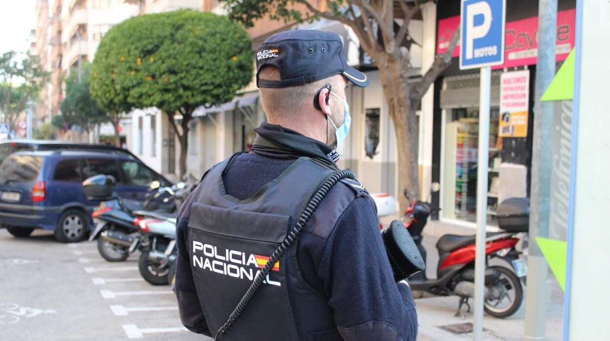 Imagen de recurso de un agente de la Policía Nacional en Valencia