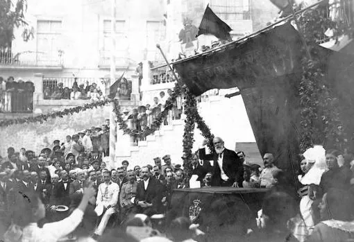 Rafael Altamira pronunciando un discurso en la inauguración de un jardín escuela en su Alicante natal en 1913
