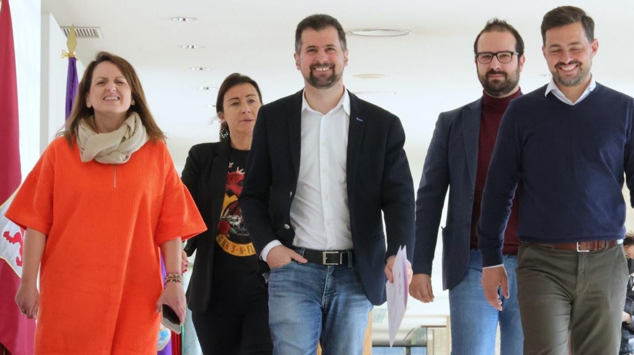 El secretario general del PSOE de Castilla y León, Luis Tudanca, junto a parte de su equipo